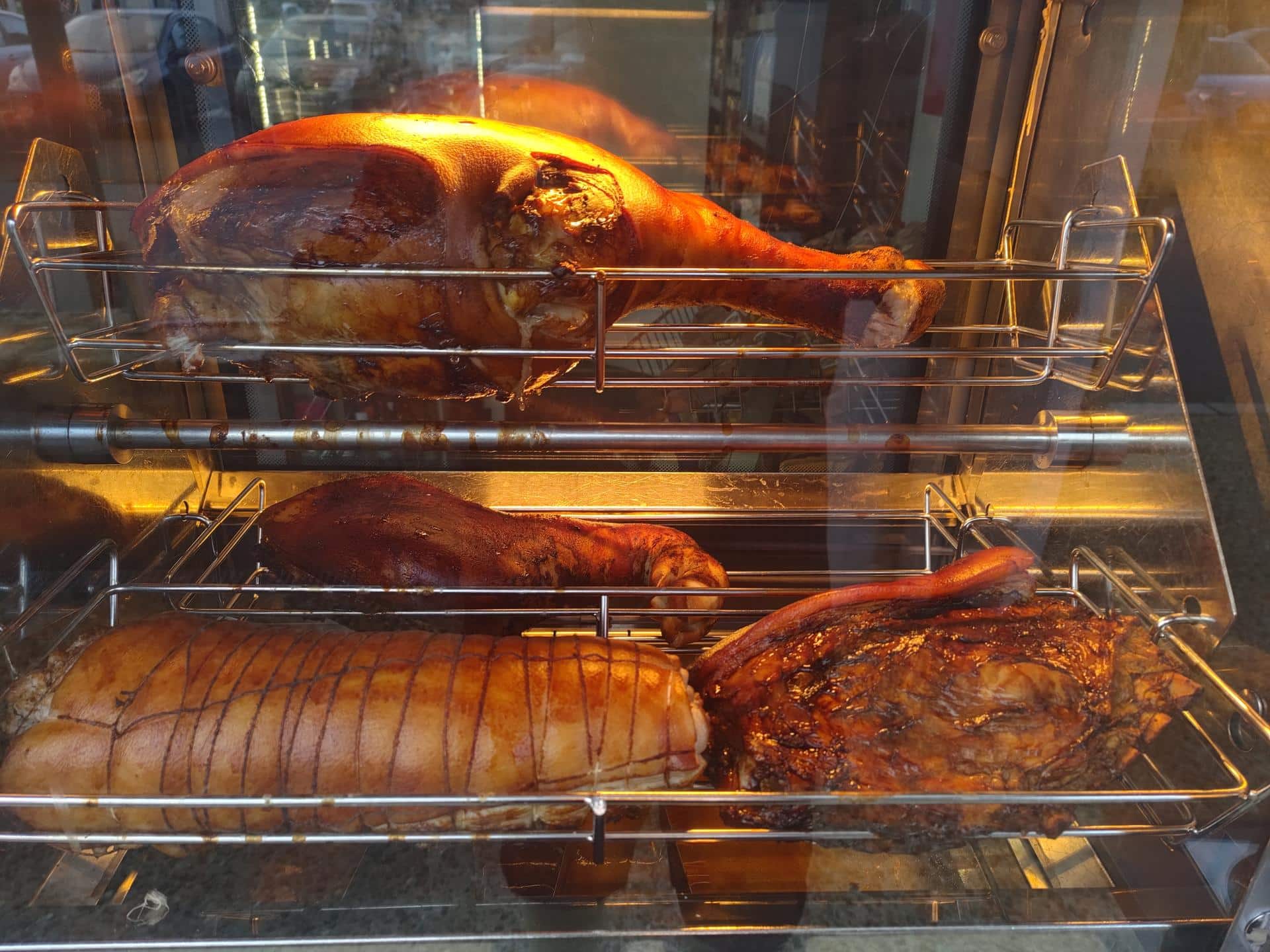 Cochon de lait en cours de cuisson…. A emporter …